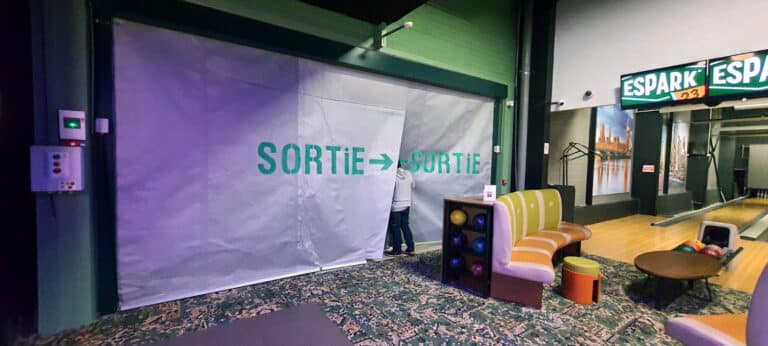 Rideau franchissable avec passage d'une personne